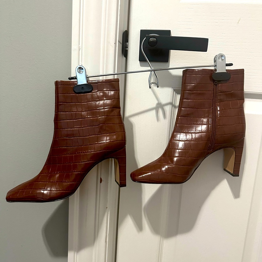 NWOT Beautiful ankle boots